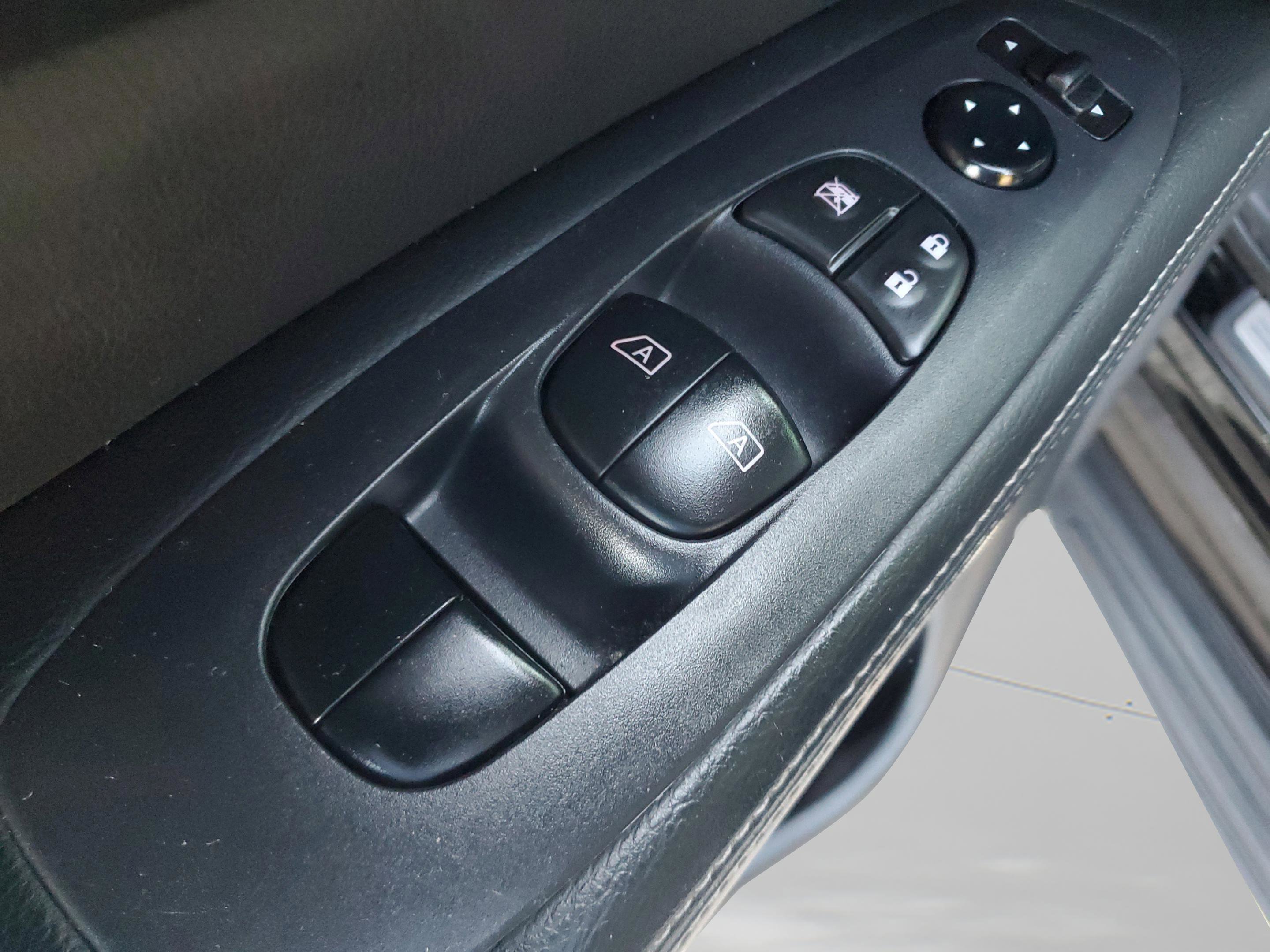 Used 2020 Nissan Pathfinder Platinum image 19