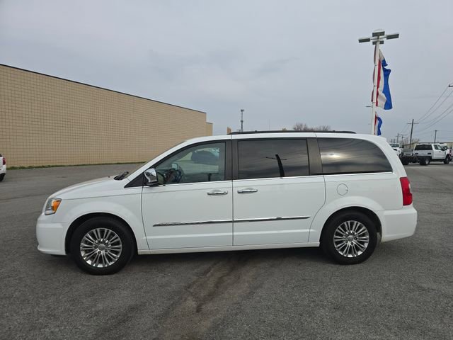 Used 2016 Chrysler Town & Country Touring-L image 7