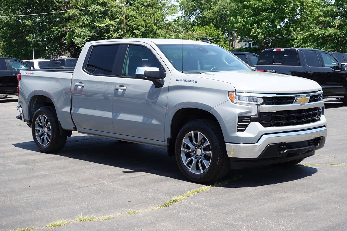 Used 2024 Chevrolet Silverado 1500 LT AWD/4WD image 4