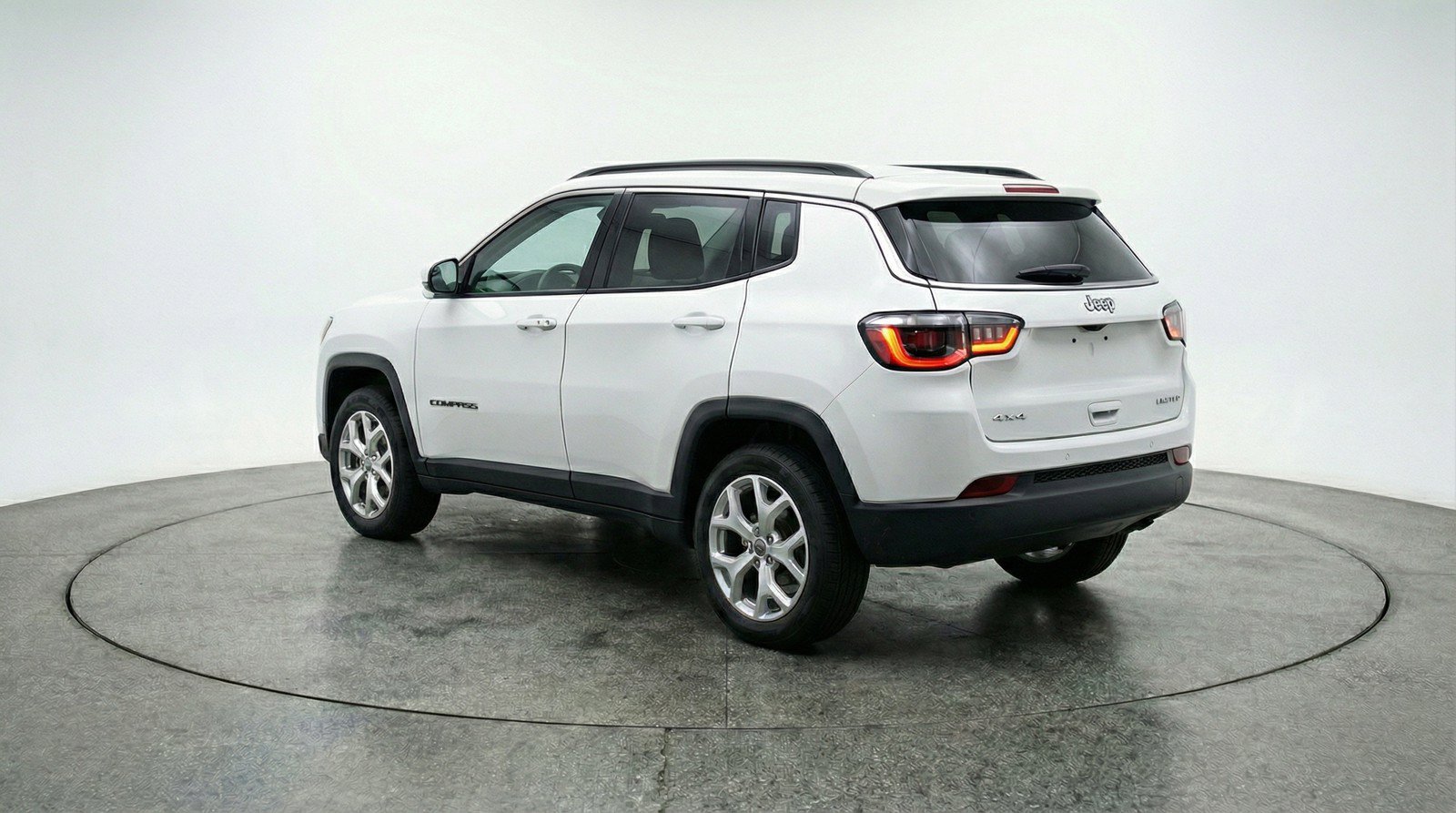 Used 2025 Jeep Compass Latitude AWD/4WD image 6
