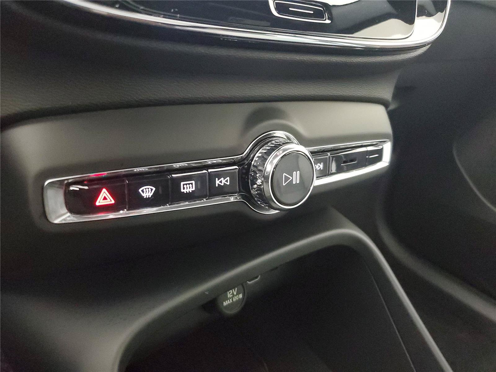 Certified 2026 Volvo XC40 B5 Core AWD/4WD image 30