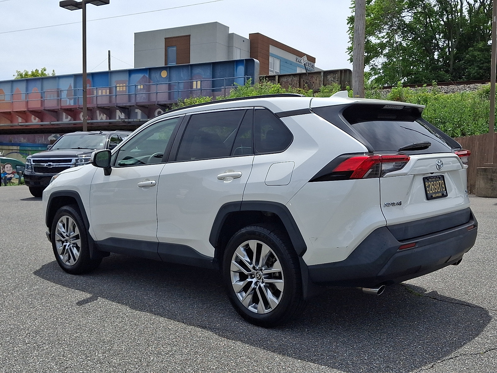 Used 2021 Toyota RAV4 XLE Premium AWD/4WD image 4