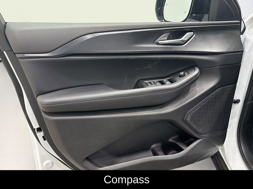 New 2025 Jeep Grand Cherokee Altitude image 15