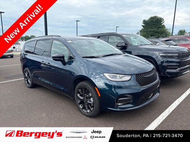 Certified 2025 Chrysler Pacifica Limited AWD/4WD image 1