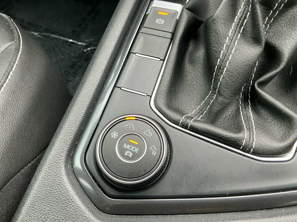 Used 2023 Volkswagen Tiguan SE w/ Panoramic Sunroof Package image 19