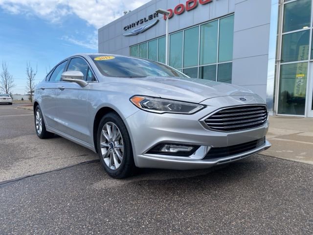 Used 2017 Ford Fusion SE w/ Fusion SE Technology Package image 3