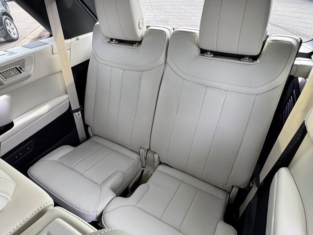 Used 2025 Land Rover Range Rover Long Wheelbase SE image 10