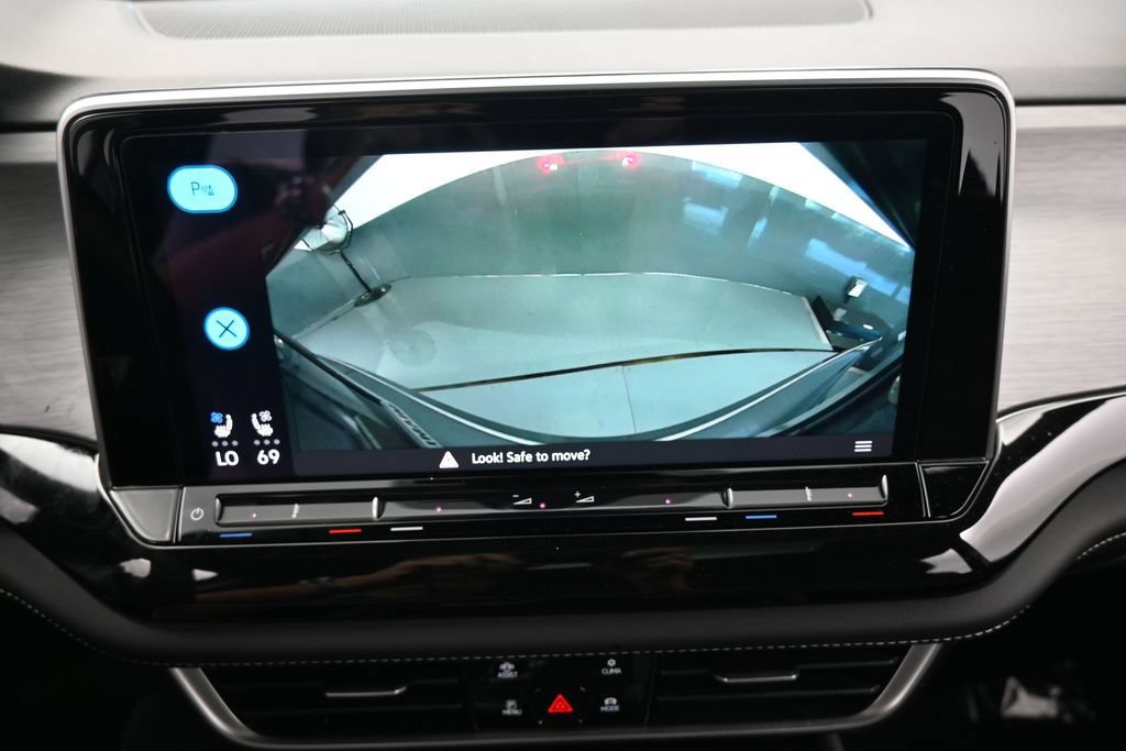 Used 2025 Volkswagen Atlas Cross Sport SE w/ Panoramic Sunroof Package FWD image 25