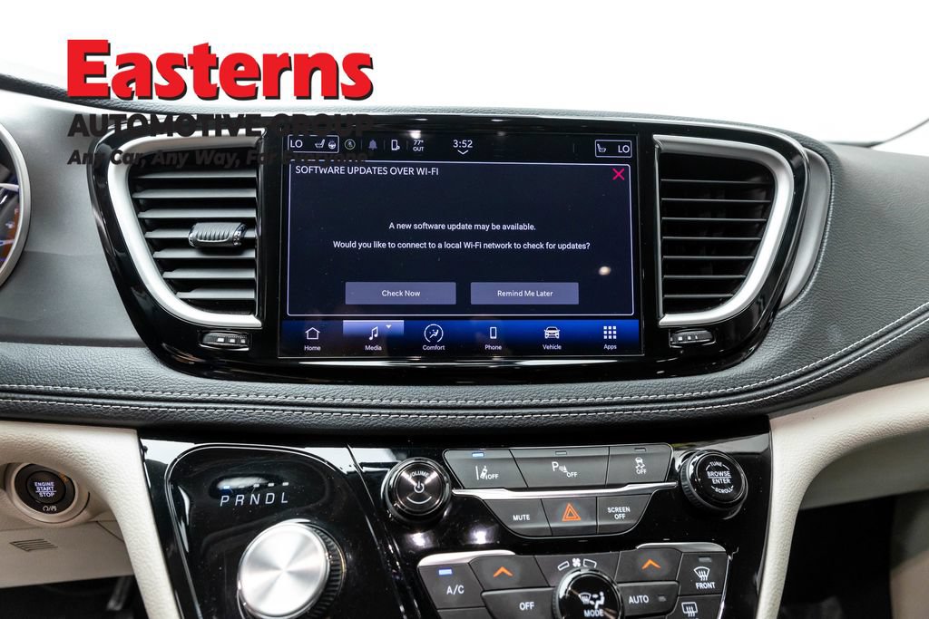 Used 2023 Chrysler Pacifica Touring-L FWD image 12