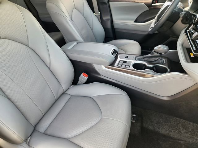 Used 2024 Toyota Highlander Limited image 10