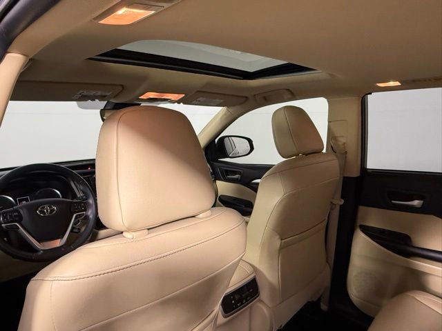 Used 2019 Toyota Highlander XLE FWD image 36