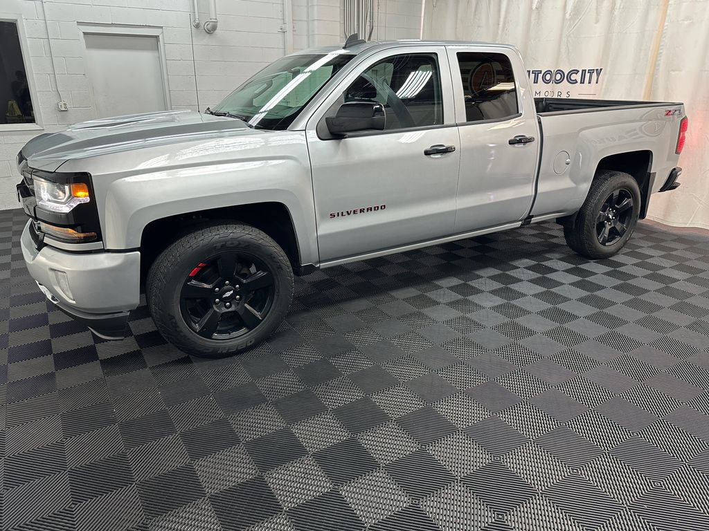 Used 2017 Chevrolet Silverado 1500 LT w/ Redline Edition AWD/4WD image 5
