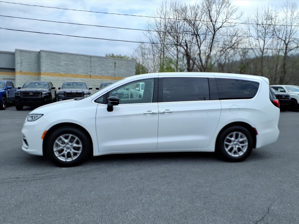 Used 2024 Chrysler Pacifica Touring-L image 2