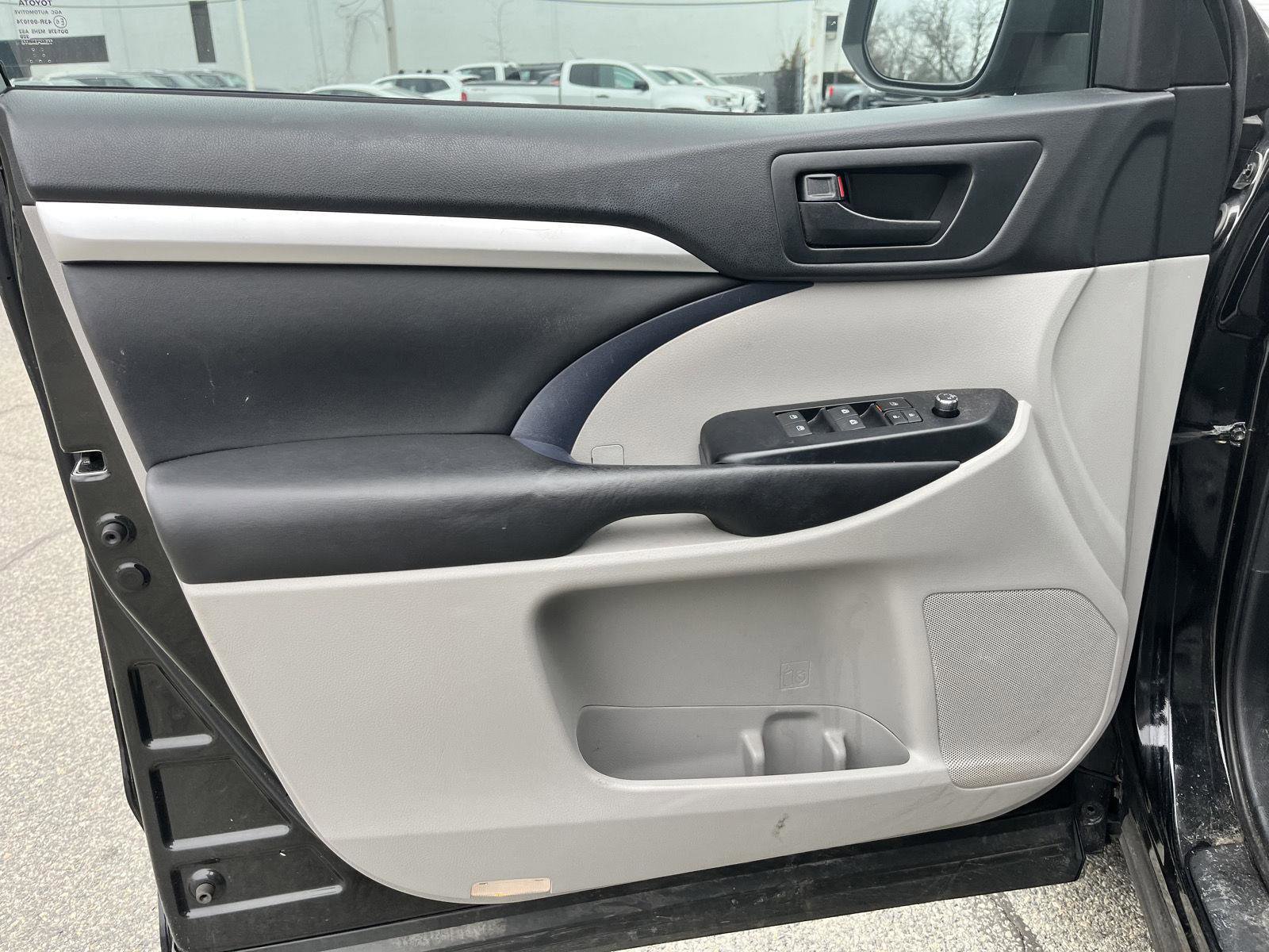 Used 2016 Toyota Highlander Plus image 10