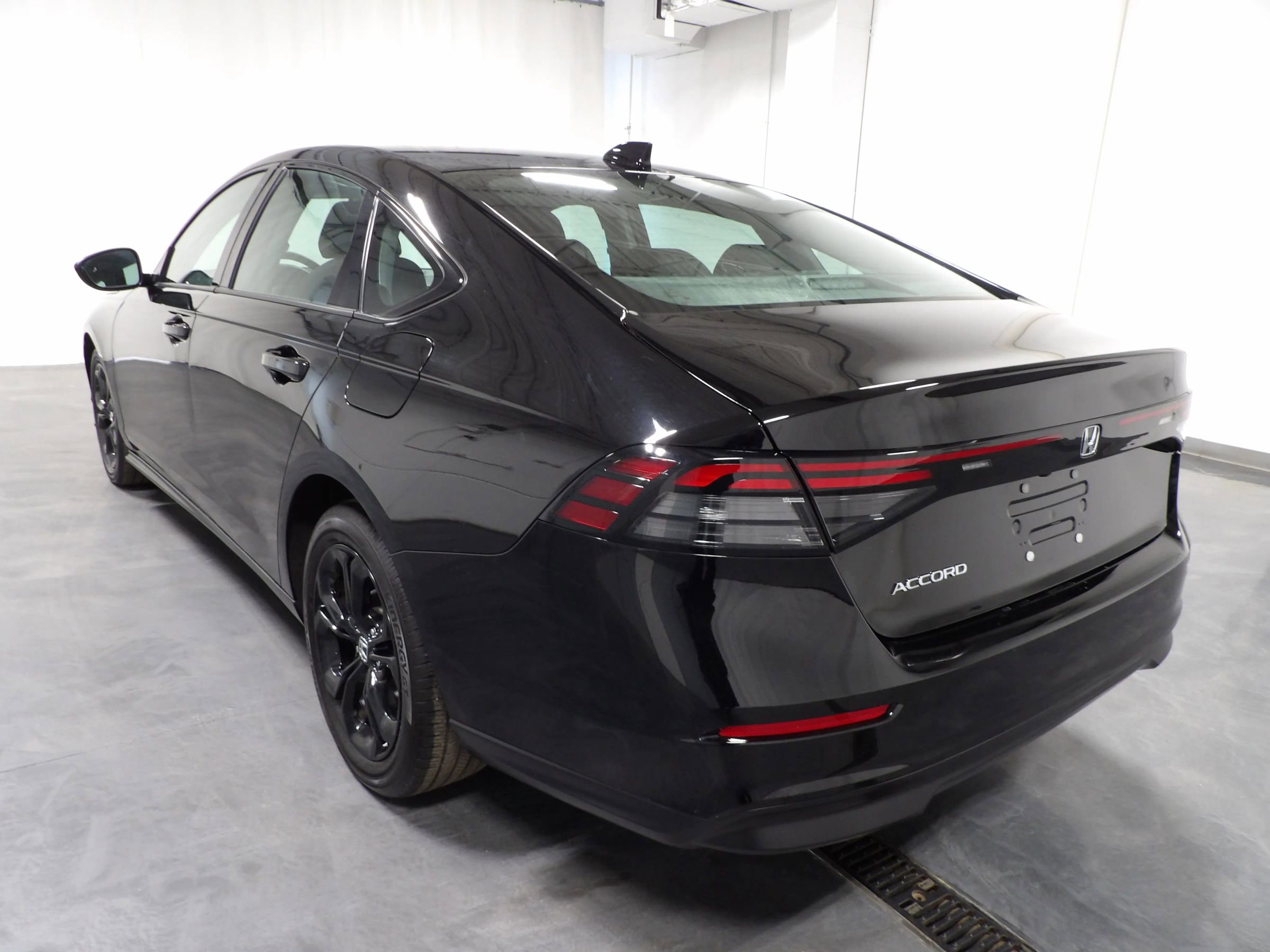 Used 2025 Honda Accord SE image 7