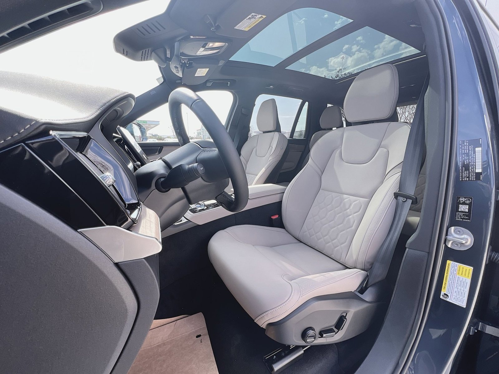 New 2026 Volvo XC90 B6 Plus w/ Protection Package Premier AWD/4WD image 13