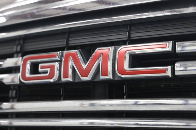 Used 2023 GMC Acadia SLT AWD/4WD image 4