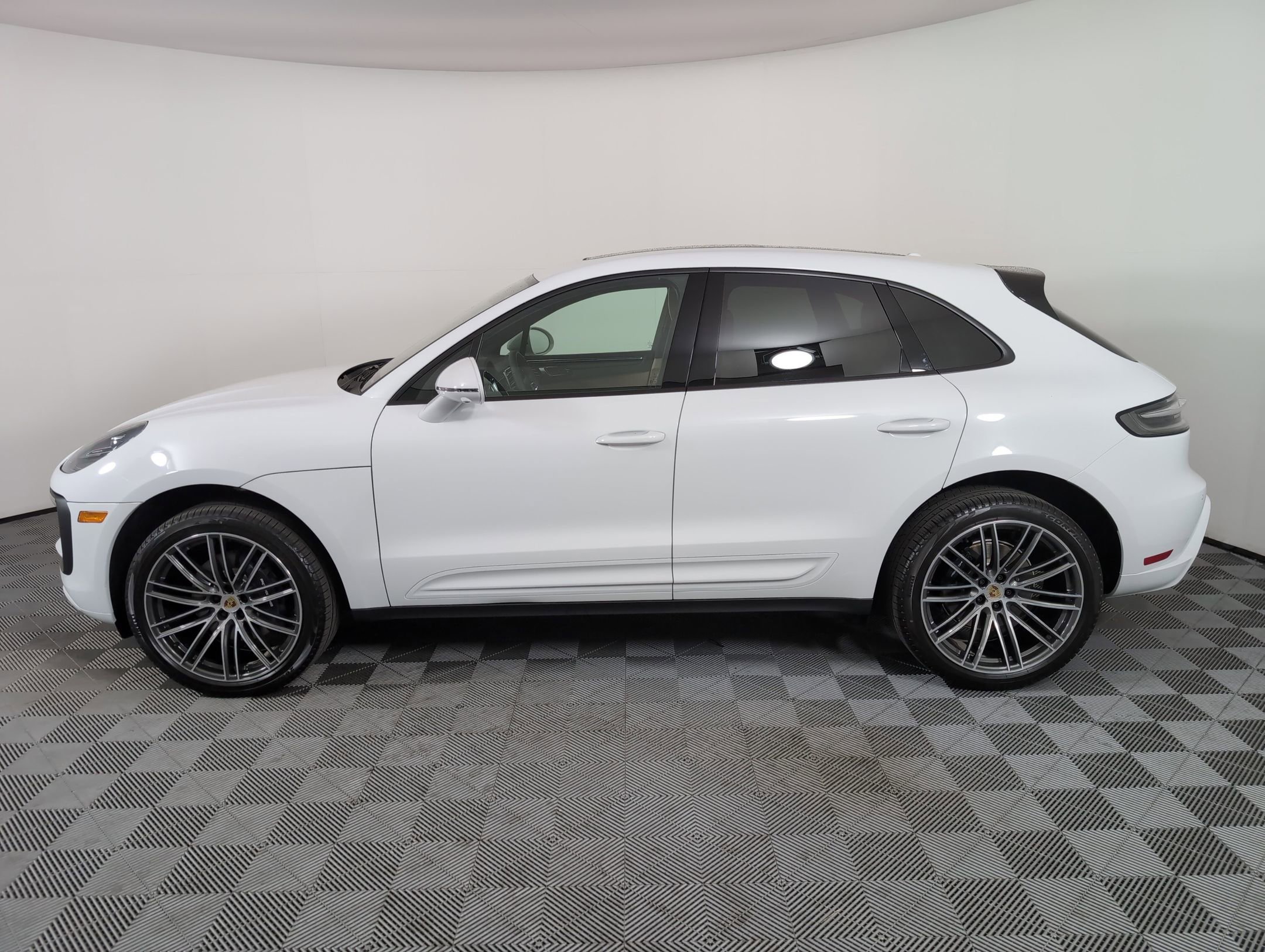 Certified 2025 Porsche Macan AWD/4WD image 2