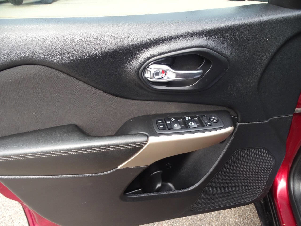 Used 2018 Jeep Cherokee Latitude w/ Quick Order Package 26T image 12