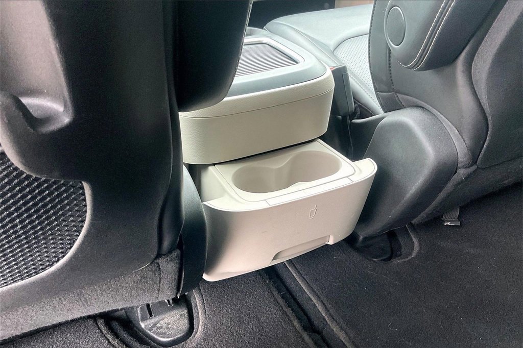 Used 2024 Chrysler Pacifica Touring-L image 16