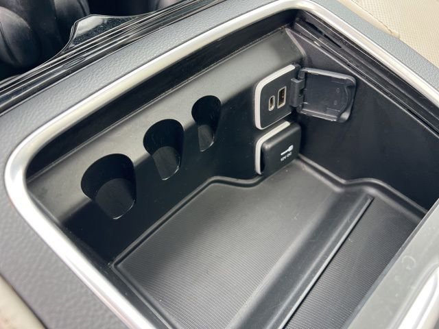 Used 2021 Chrysler Pacifica Limited w/ Uconnect Theater Family Group image 23