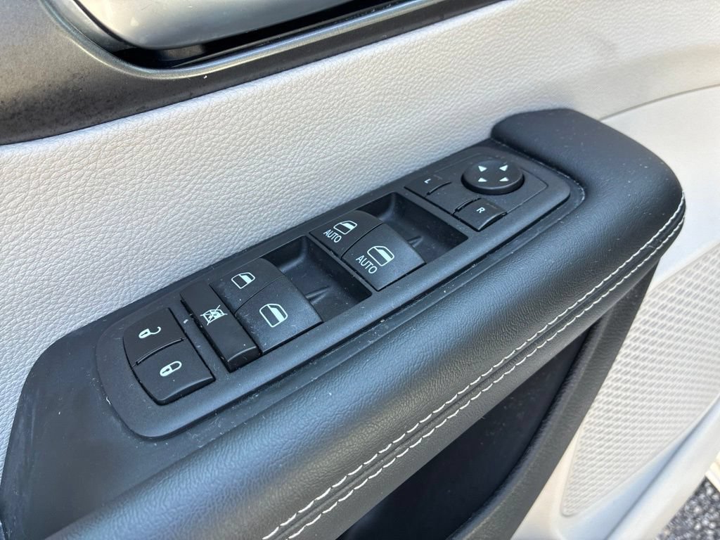 Used 2024 Chrysler Pacifica Touring-L FWD image 13