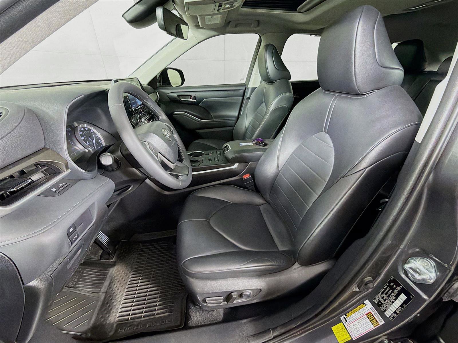 Used 2022 Toyota Highlander XLE AWD/4WD image 11