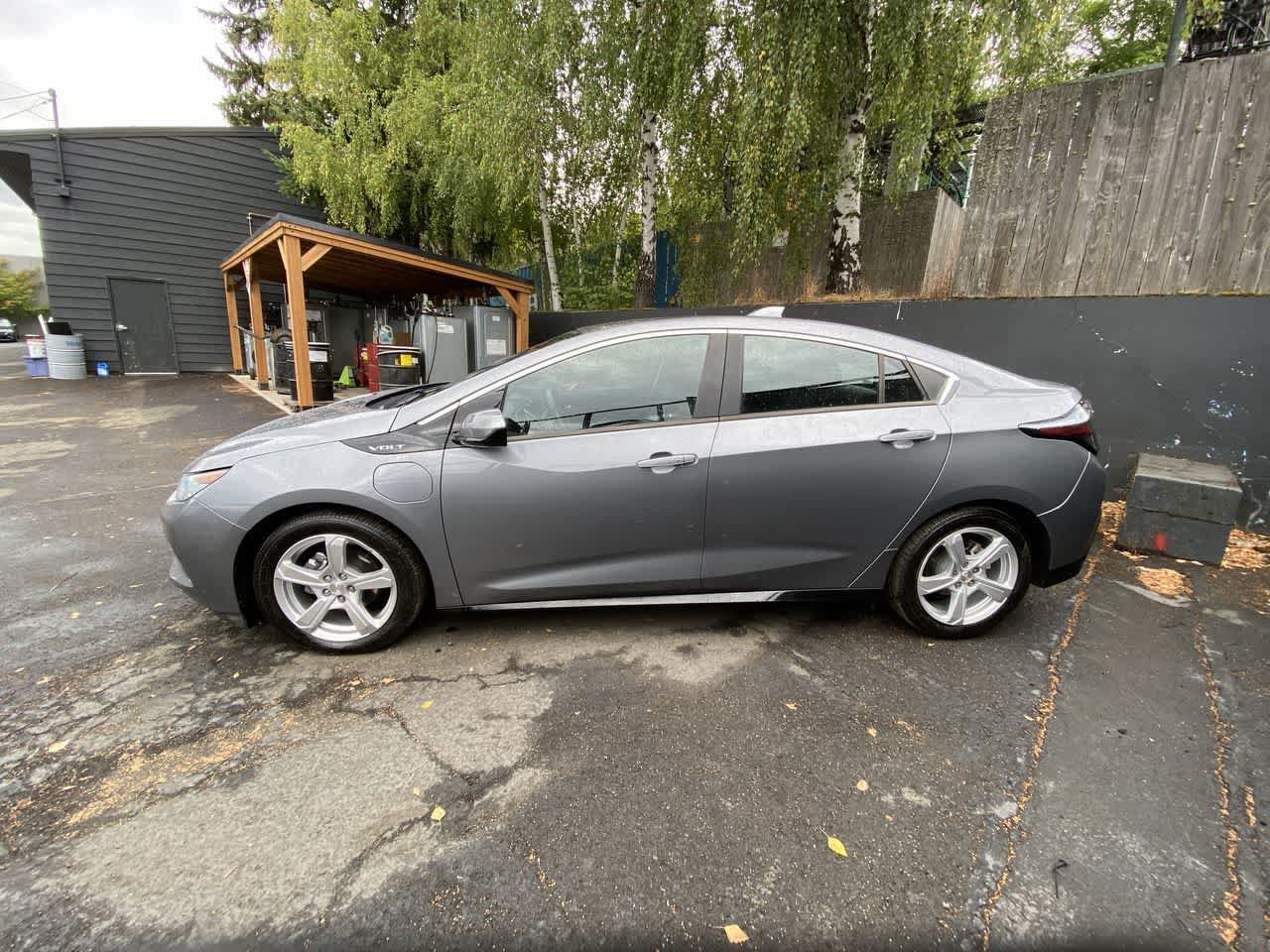 Used 2018 Chevrolet Volt LT FWD image 3