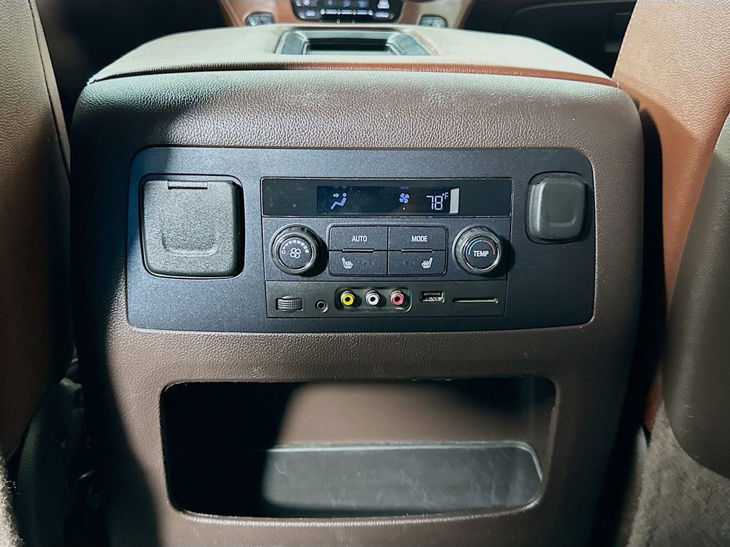 Used 2015 Chevrolet Suburban LTZ RWD image 28