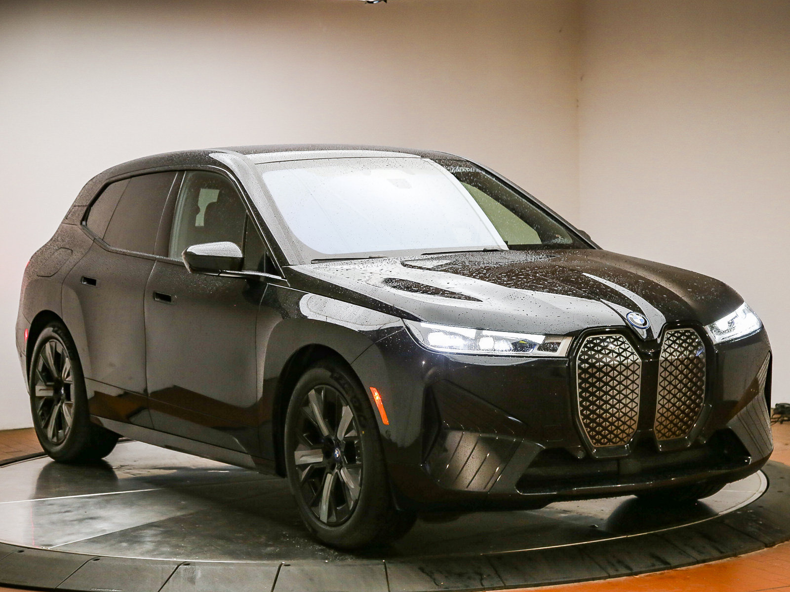 Used 2023 BMW iX xDrive50 w/ Premium Package AWD/4WD image 3