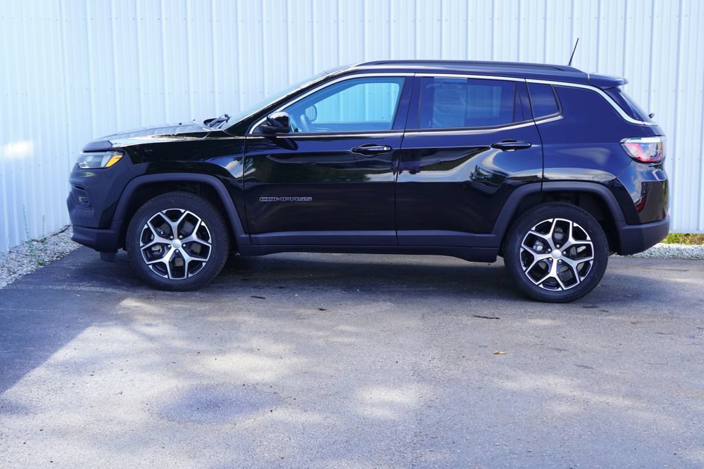 Used 2024 Jeep Compass Limited AWD/4WD image 3