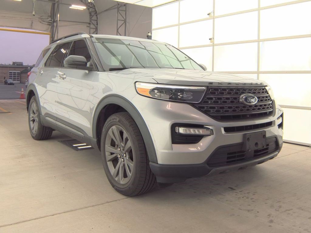 Used 2022 Ford Explorer XLT w/ Equipment Group 202A image 2