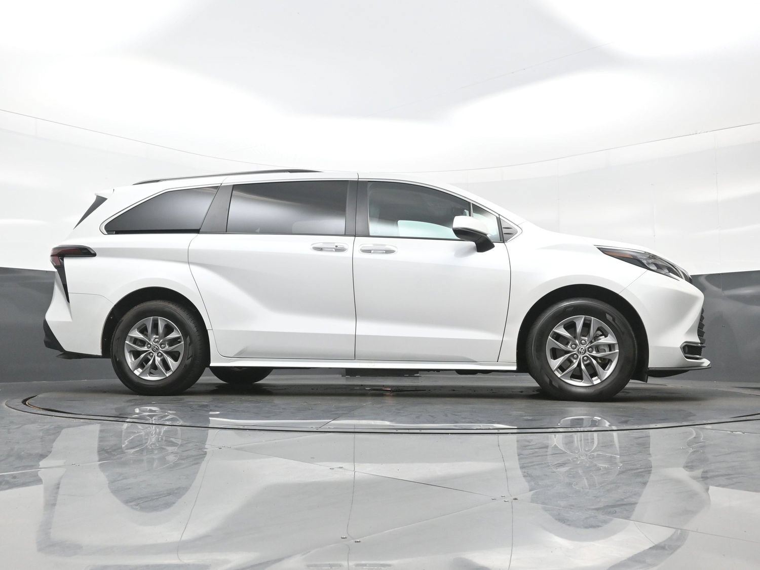 Used 2024 Toyota Sienna XLE AWD/4WD image 35
