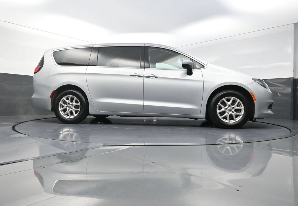 Used 2022 Chrysler Voyager LX FWD image 30