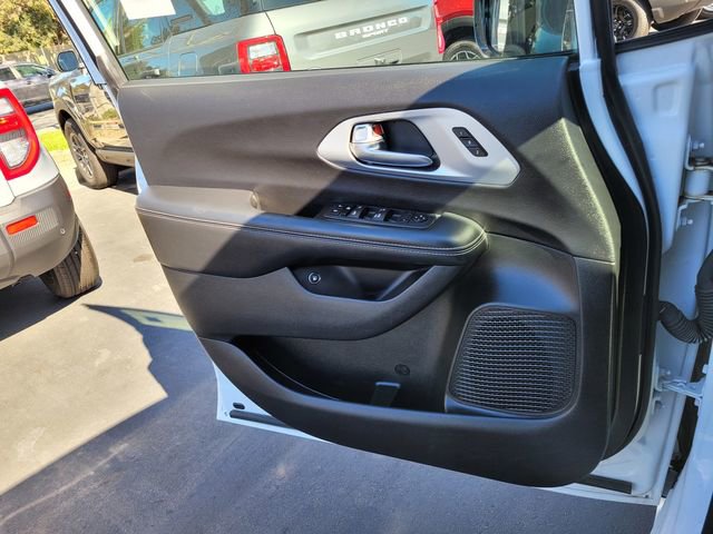 Used 2024 Chrysler Pacifica Select image 28