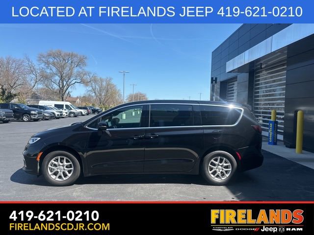 Used 2025 Chrysler Pacifica Select image 3