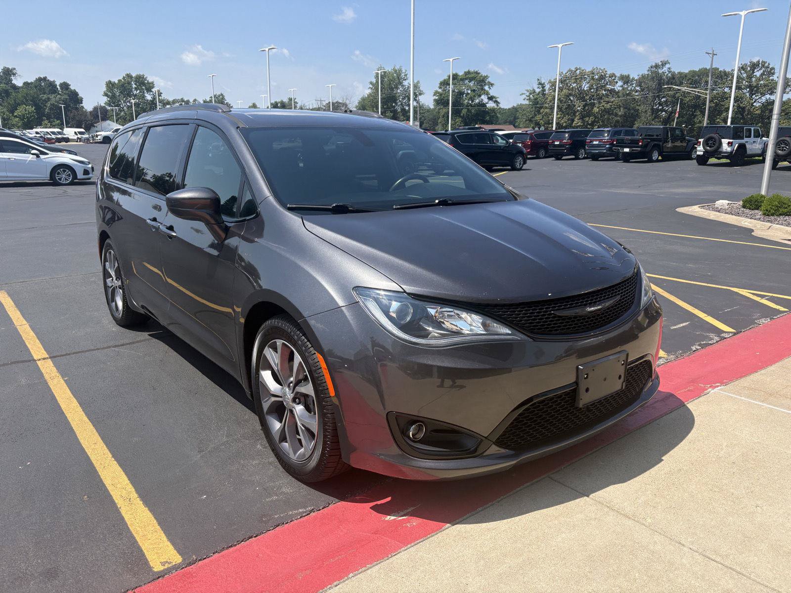 Used 2018 Chrysler Pacifica Touring-L Plus w/ S Appearance Package FWD image 3