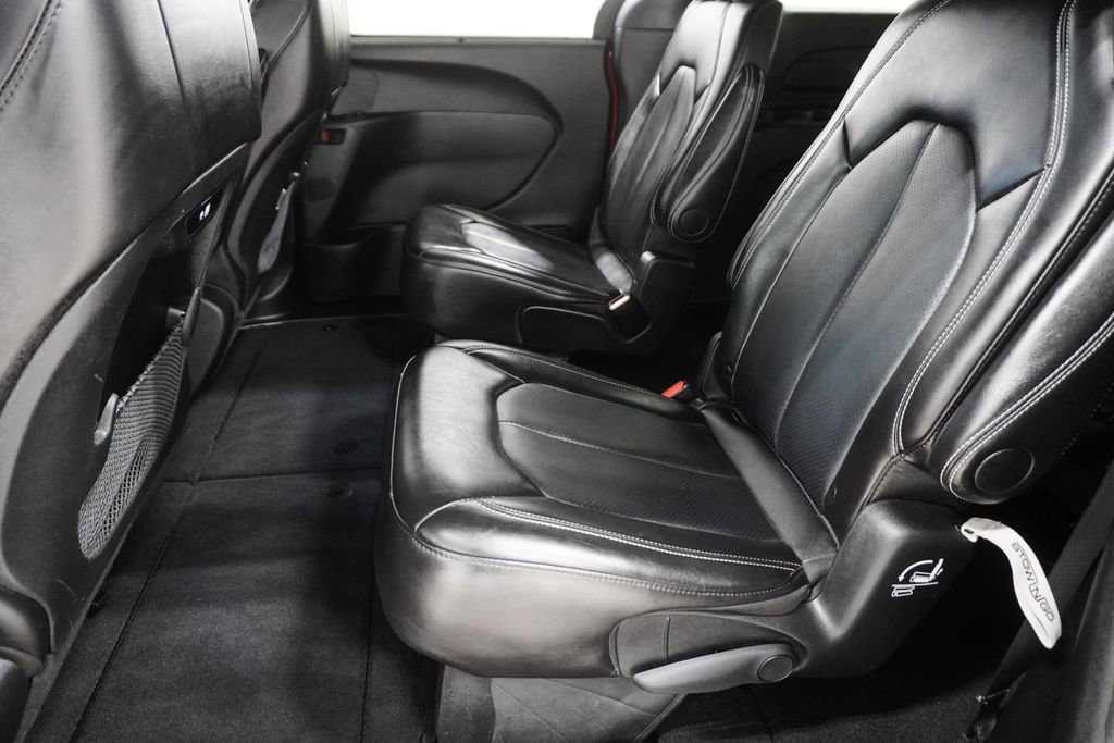 Used 2025 Chrysler Pacifica Select image 11