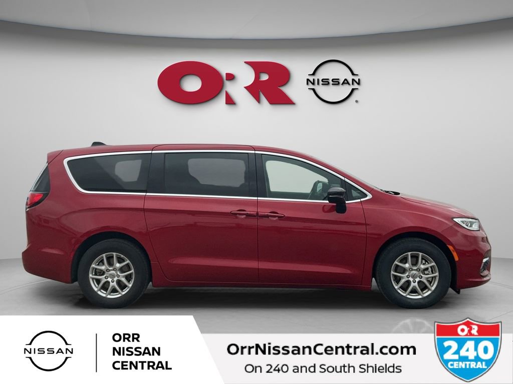 Used 2025 Chrysler Pacifica Select image 4