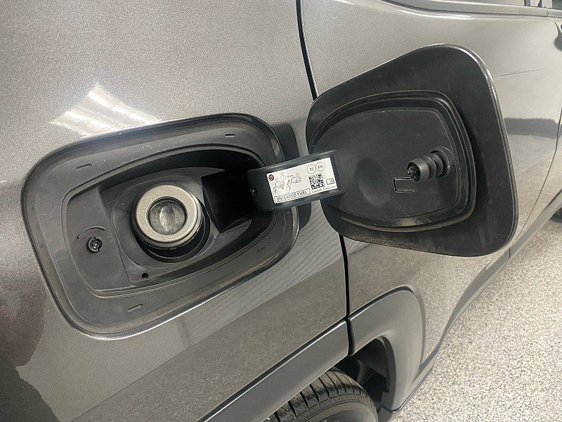 Used 2018 Jeep Compass Latitude w/ Popular Equipment Group image 14