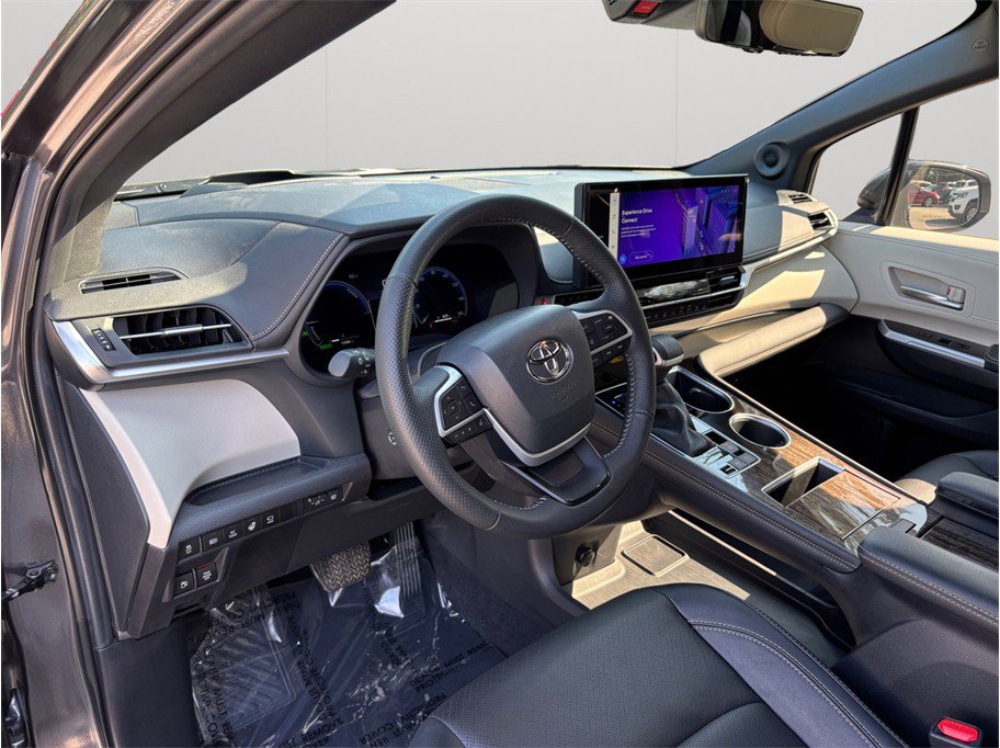 Used 2025 Toyota Sienna Platinum AWD/4WD image 6