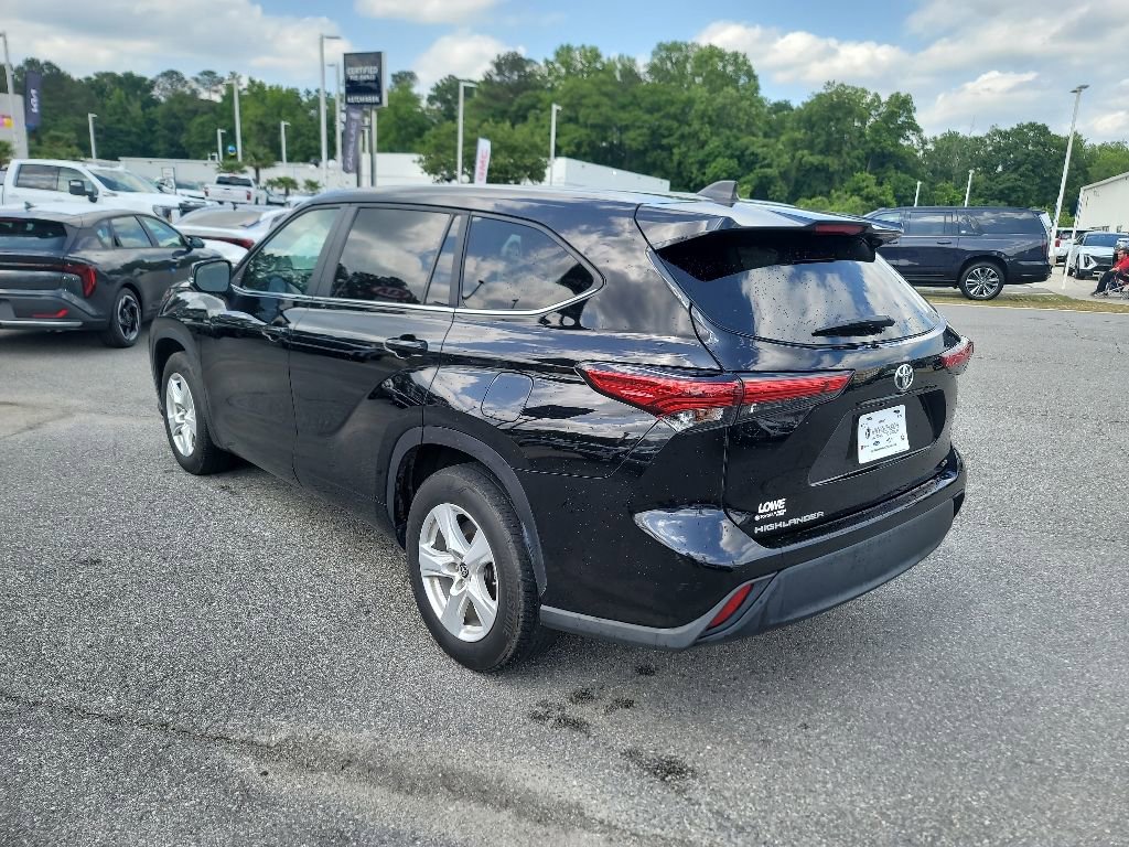 Used 2023 Toyota Highlander LE FWD image 5