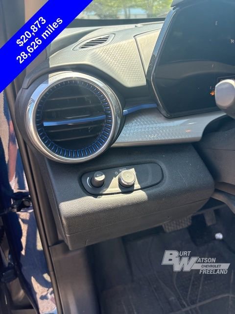 Used 2024 Chevrolet Trax LT w/ Sunroof Package FWD image 11