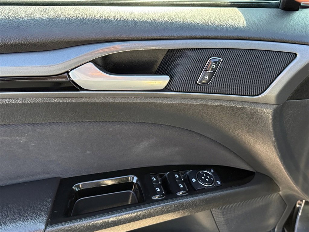 Used 2015 Ford Fusion SE w/ Equipment Group 201A image 18