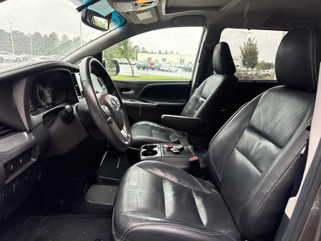 Used 2017 Toyota Sienna SE w/ SE Preferred Package FWD image 12