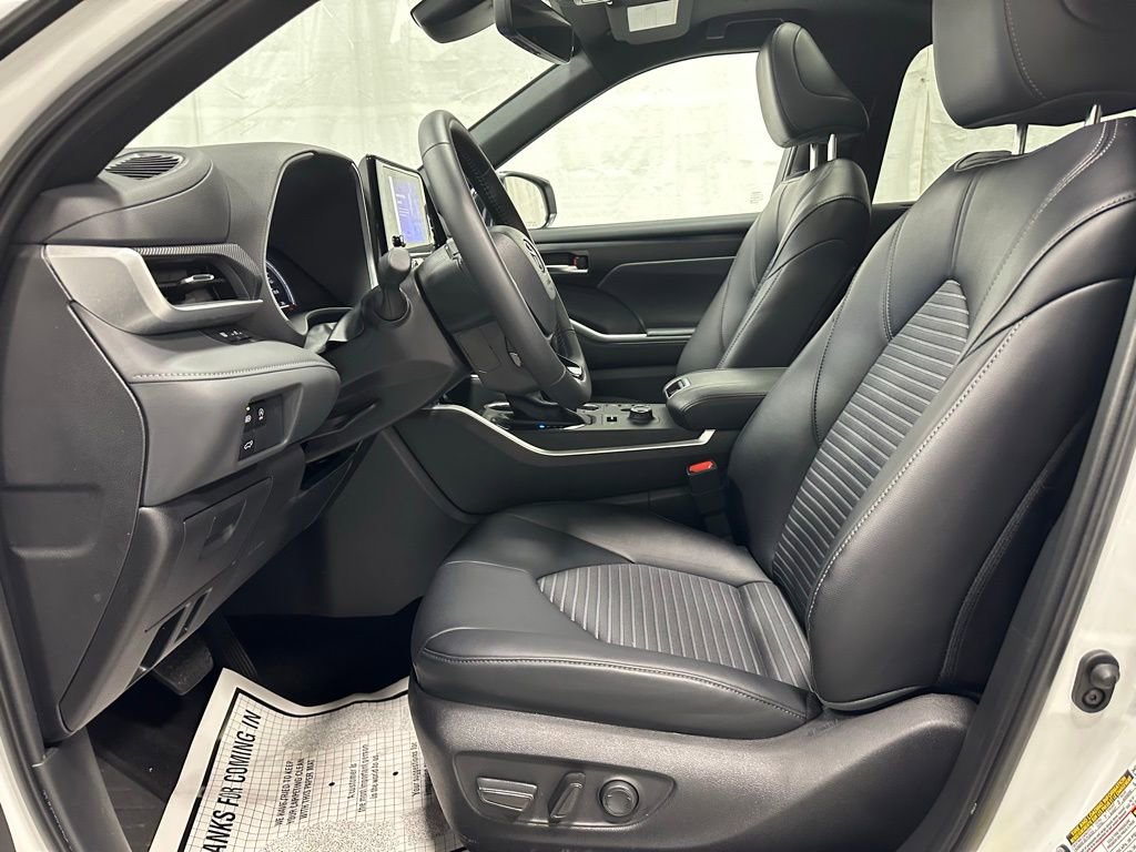 Used 2025 Toyota Highlander XSE image 14