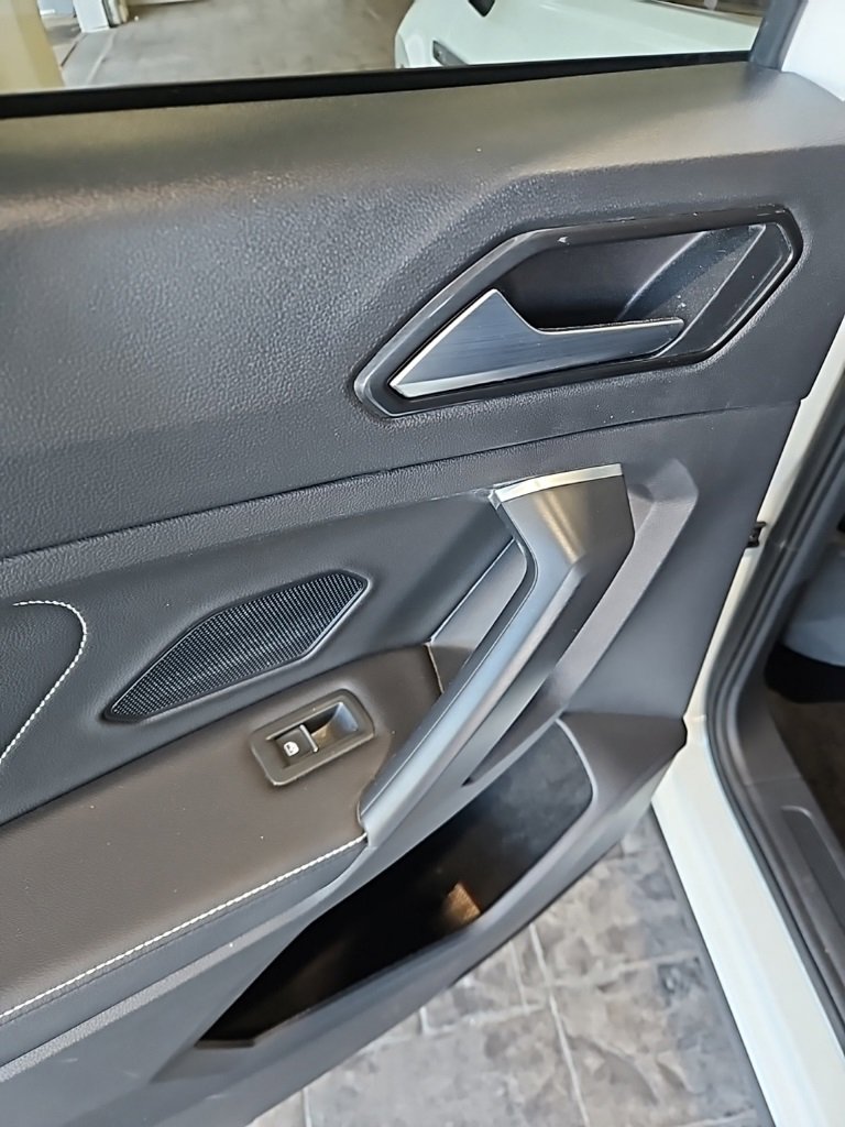 Used 2024 Volkswagen Tiguan SE w/ Panoramic Sunroof Package image 21