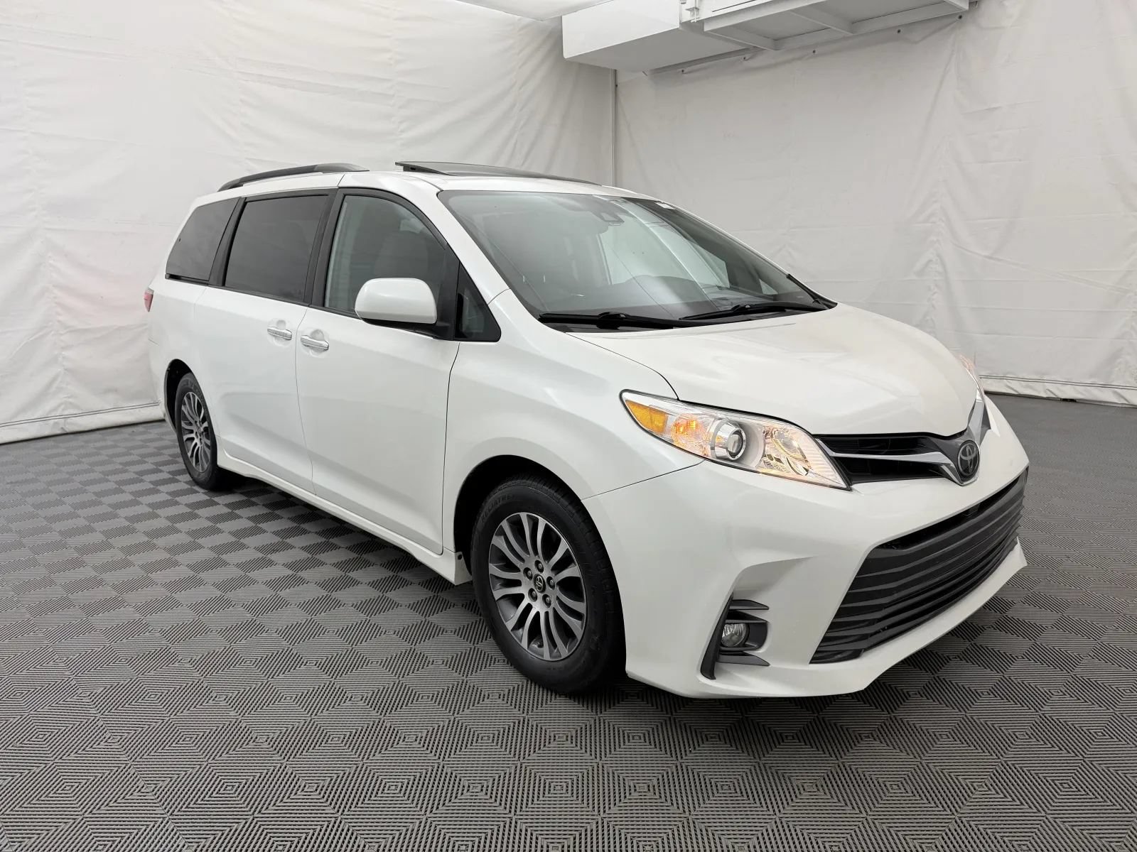 Used 2019 Toyota Sienna XLE FWD image 4