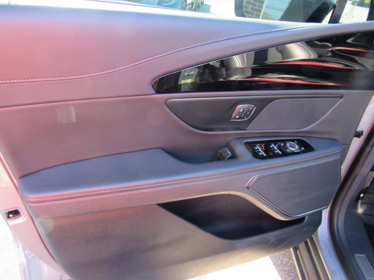 Used 2025 Lincoln Nautilus Premier w/ Jet Appearance Package AWD/4WD image 15