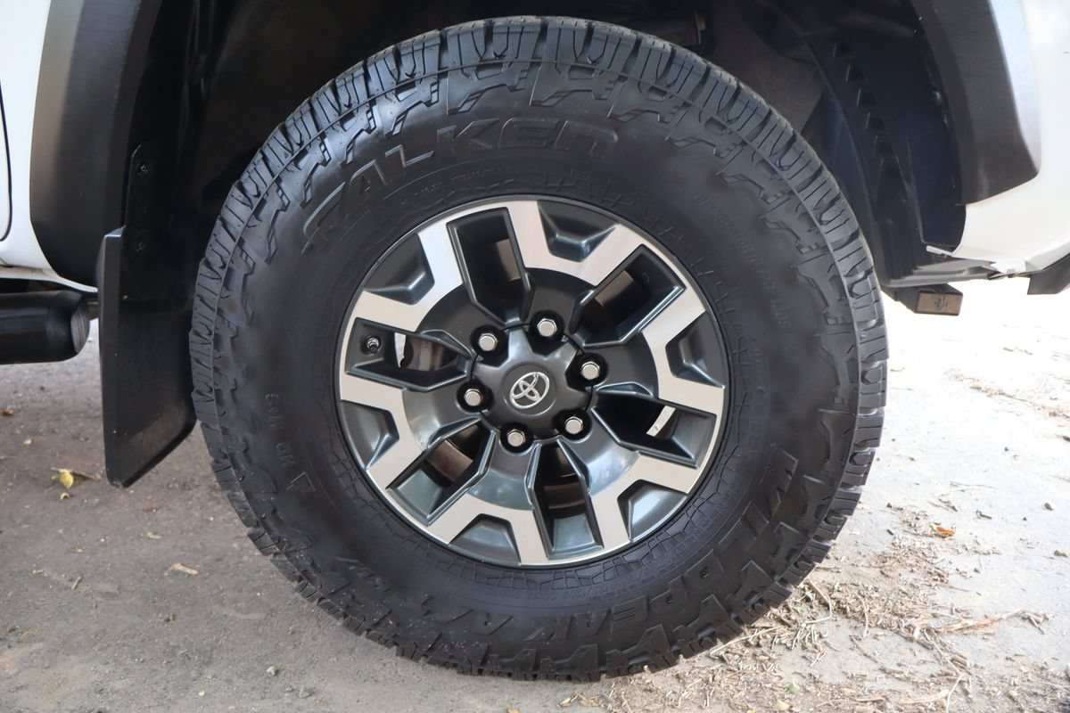 Used 2017 Toyota Tacoma TRD Off-Road w/ Premium & Technology Package AWD/4WD image 45
